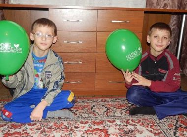 Фонд "Новое поколение" приобрел для семьи Тарасюк ученический стол