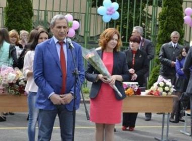 31 мая на торжественной линейке Стаецкий Леонид Владимирович, директор фирмы-спонсора Фонда , и Захарова Елена Валерьевна, директор Фонда, вручили сертификаты на получение стипендии 8 учащимся ГУО "Гимназия №1 г. Бреста" с самым высоким рейтингом.