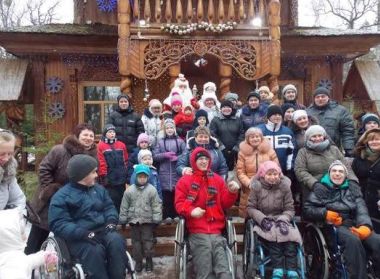 Рождественским подарком от Фонда для детей общественного объединения "Полюс надежды" стало представление в Поместье Дедушки Мороза.