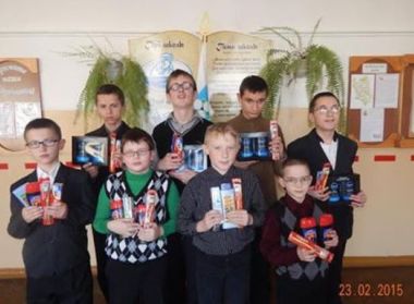 Фонд "Новое поколение" поздравил 12 детей-сирот Жабинковской школы-интерната с Днем Защитников Отечества