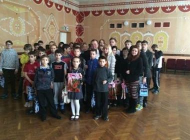 Фонд "Новое поколение" поздравил подопечных Пинской школы-интерната с Днем защитника Отечества и Международным женским днем