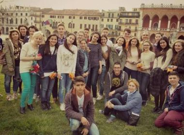 В рамках благотворительной программы помощи одаренным детям, Фонд "Новое поколение" выступил спонсором международного проекта "Don`t Waste - Creat", в котором члены клуба UNESCO "Мозаика" ГУО "Гимназия №1" участвуют третий год.