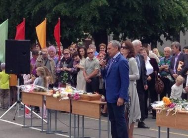 30 мая на торжественной линейке Стаецкий Леонид Владимирович, директор фирмы-спонсора Фонда, вручил сертификаты на получение стипендии 8 учащимся ГУО "Гимназия №1 г. Бреста" с самым высоким рейтингом.