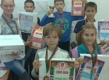 Юные брестские шахматисты отлично выступили на мемориале Бориса Костина в Пинске.