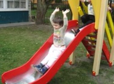 В ГУО «Социально-педагогический центр г.Бреста» 02.09.2015 оборудована детская игровая площадка для воспитанников дошкольной группы