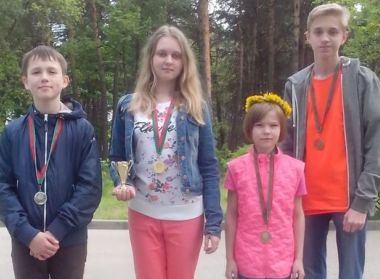 В мае прошли первенства страны по быстрым шахматам и блицу среди школьников.