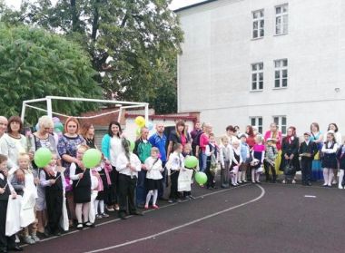 Фонд "Новое поколение" на торжественной линейке 1 сентября поздравил ребят, родителей и педагогов Вспомогательной школы г. Бреста с началом учебного года.