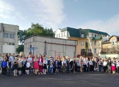 Фонд "Новое поколение" на торжественной линейке поздравил ребят, родителей и педагогов Вспомогательной школы г. Бреста с началом учебного года.