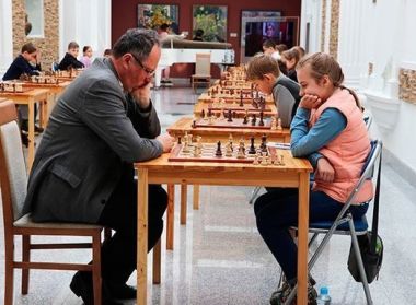 Знаменитый гроссмейстер Борис Гельфанд выразил восхищение игрой подопечной фонда Александры Тарасенко в сеансе одновременной игры.