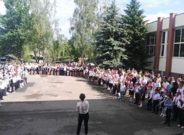 Фонд "Новое поколение" поздравил всех школьников Лунинецкой средней школы №2 с окончанием учебного года