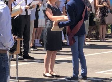 Торжественное вручение стипендий имени Стаецкого Владимира Лазаревича для учащихся и выпускников ГУО "Гимназия №1 г. Бреста" состоялось на линейке.