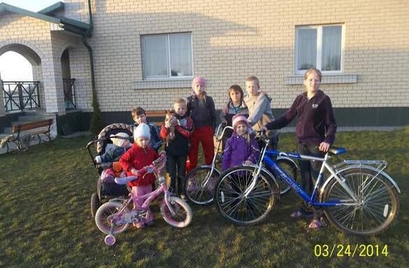  Фонд "Новое поколение" приобрел для большой семьи велосипед.