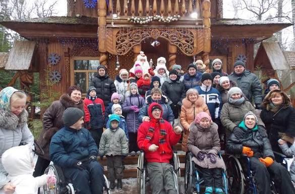 Рождественским подарком от Фонда для детей общественного объединения "Полюс надежды" стало представление в Поместье Дедушки Мороза.
