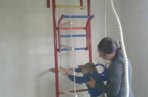 Для семьи, в которой ребенок нуждается в прохождении медицинской реабилитации Фонд "Новое поколение" закупил необходимые - детскую стенку и спортивный мат.