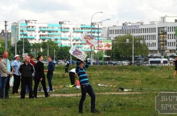 Утро 13-го мая собрало на площадке около Брестского технического университета многочисленную публику на фестиваль воздушных змеев «Майское небо Победы».