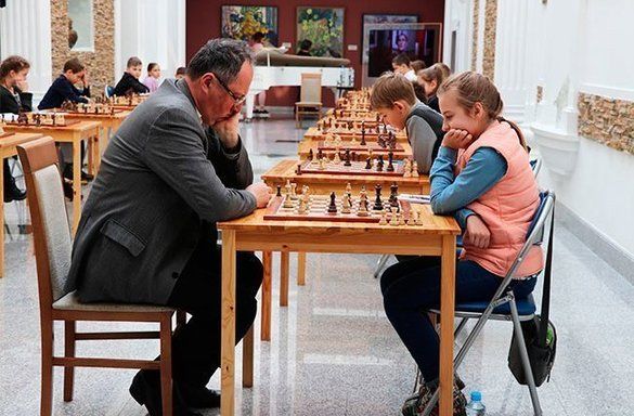 Знаменитый гроссмейстер Борис Гельфанд выразил восхищение игрой подопечной фонда Александры Тарасенко в сеансе одновременной игры.