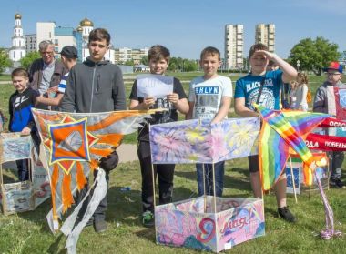 5 мая 2018 года в г. Бресте состоялся 32-й городской фестиваль воздушных змеев «Майское небо Победы». По традиции, брестские школьники запускали воздушных змеев накануне Дня Победы.